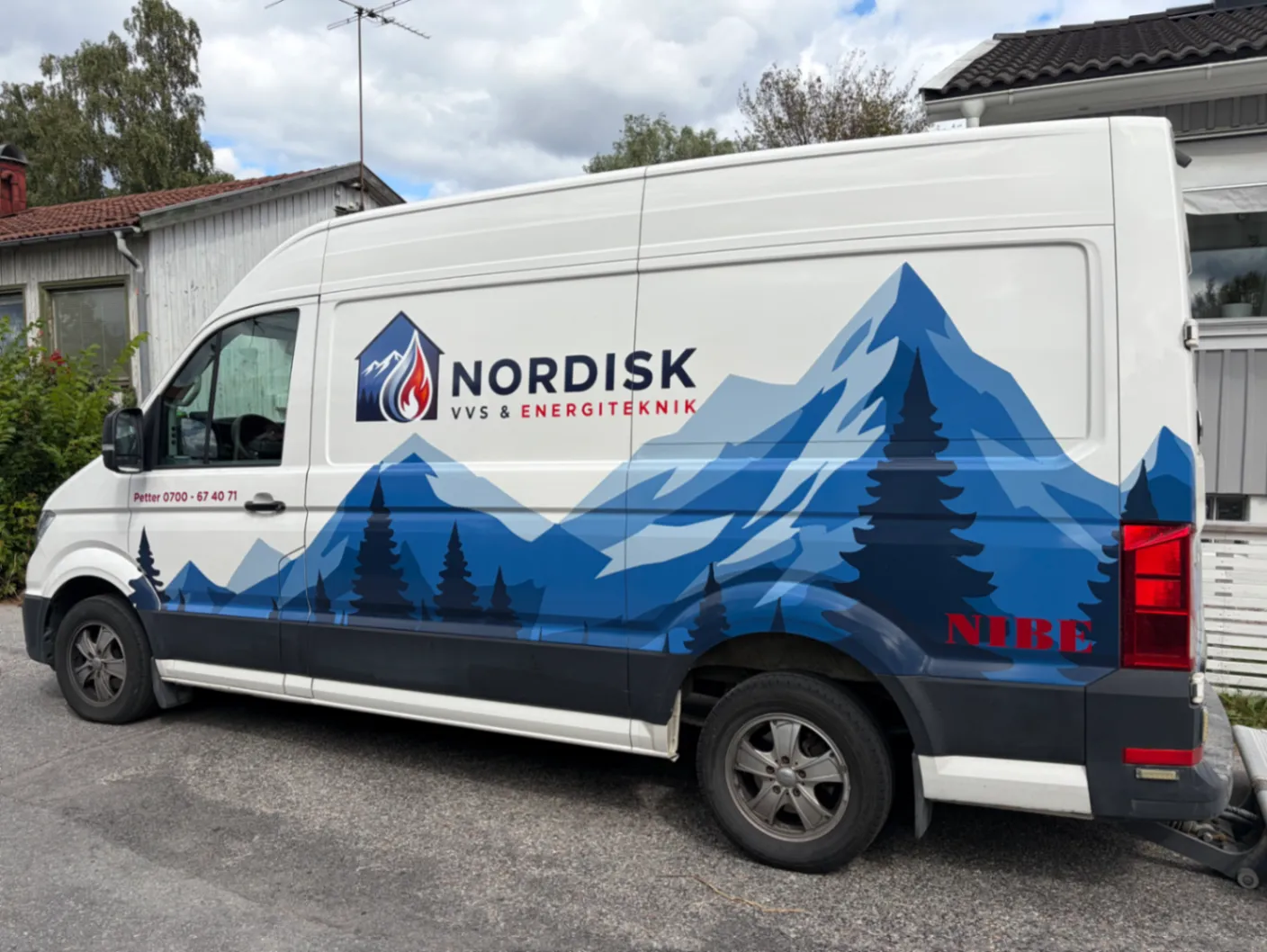 Nordisk VVS & Energitekniks servicebil vid ett uppdrag