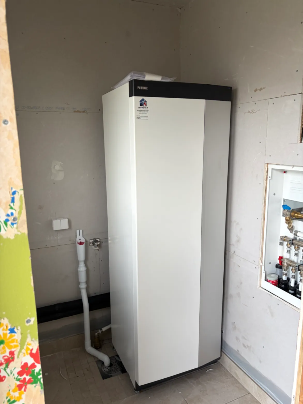 Nyinstallerad inomhusdel till värmepump